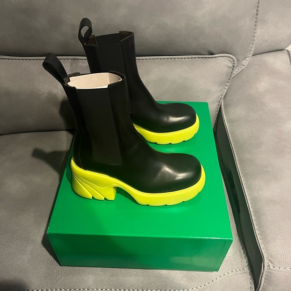 New Authentic Bottege Venetia Flash Boots in color Kiwi (looks like green). - Picture 2 of 9